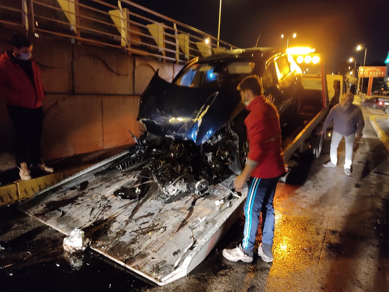 Kocaeli’de elektrik direğine çarpan otomobilin motoru yerinden çıktı