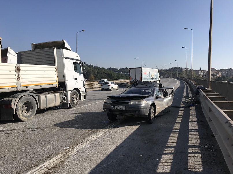 Anadolu Otoyolu’nda tır orta şeritte duran otomobile çarptı: 1 ölü