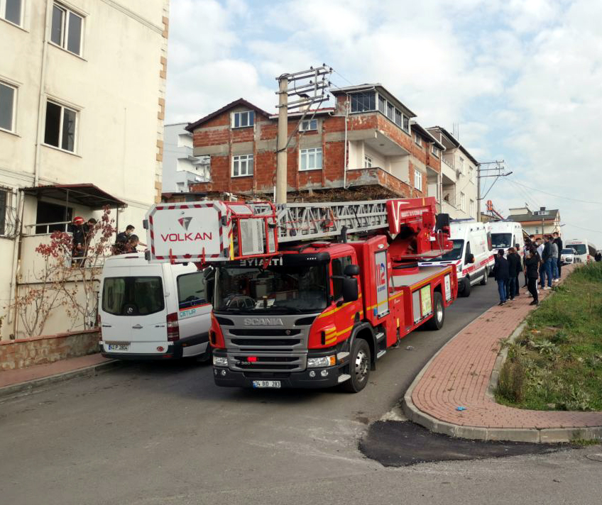 Çayırova’da evde çıkan yangında 7 kişi dumandan etkilendi