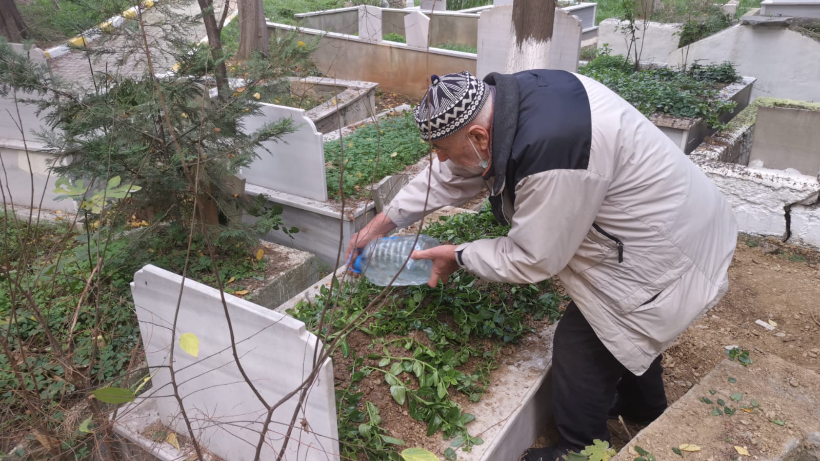 30 yıldır gönüllü mezarlık bakımı yapıyor