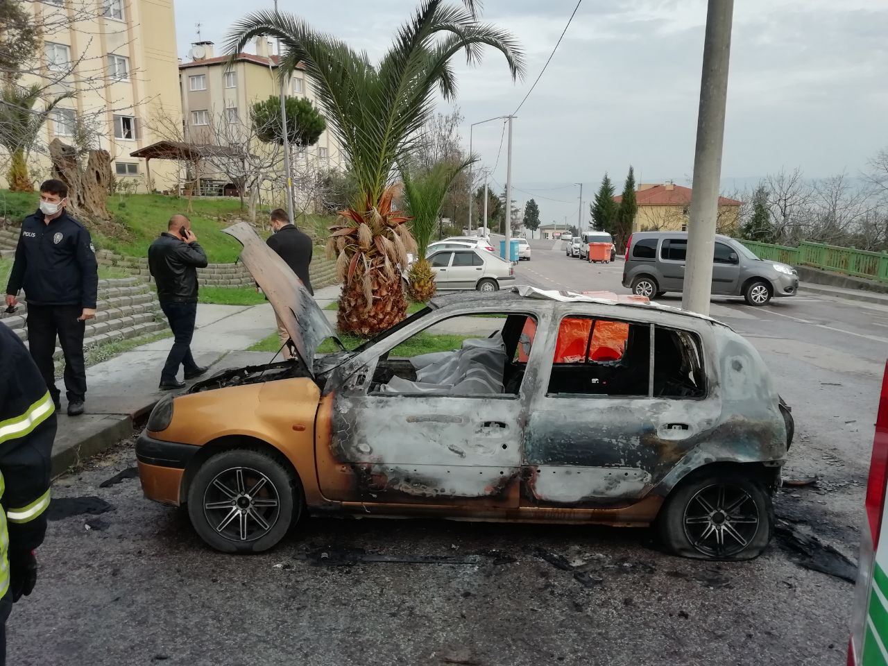 Kocaeli’de yanan otomobilde erkek cesedi bulundu