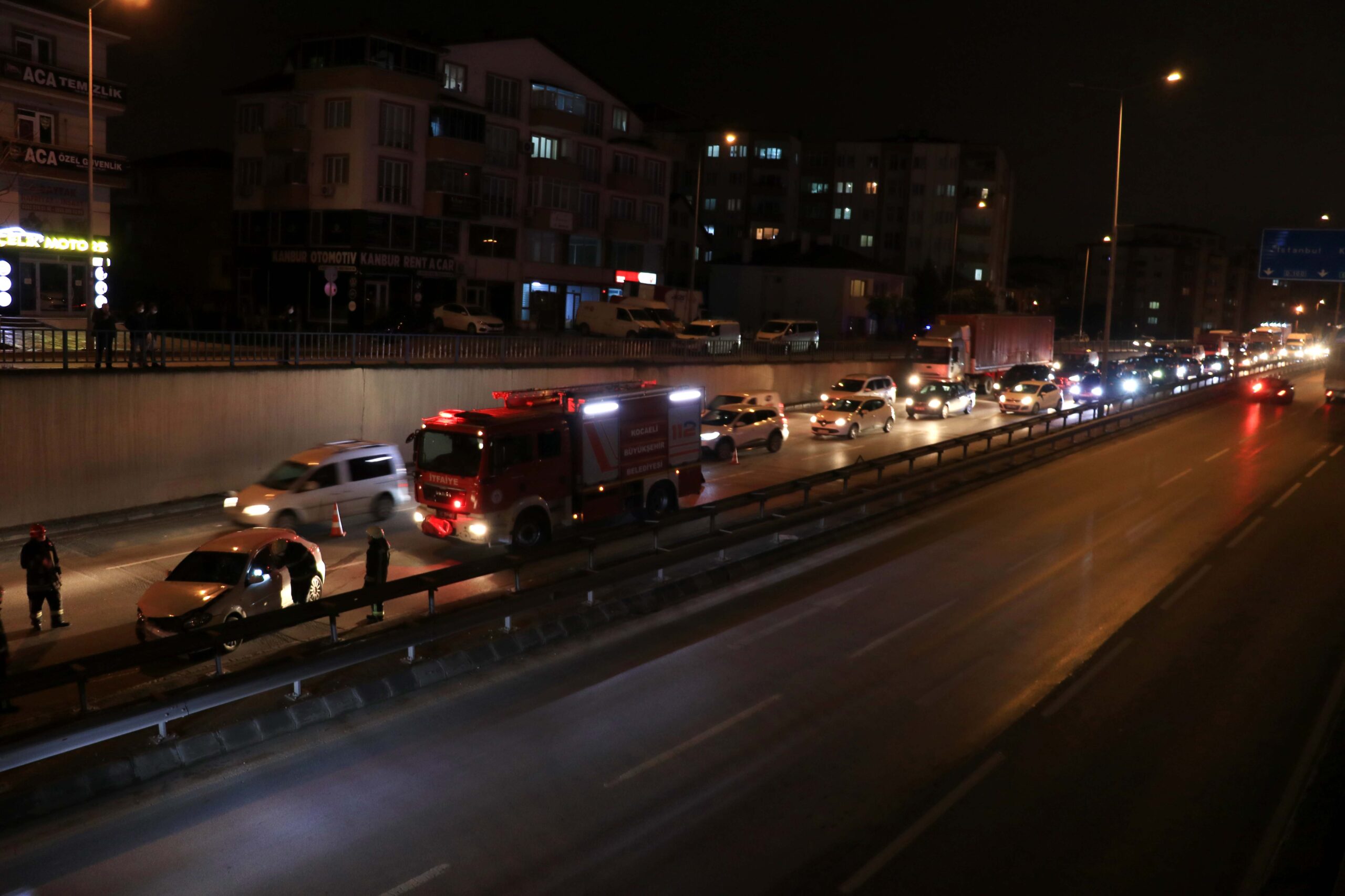 Kocaeli’de D-100 Karayolundaki trafik kazası nedeniyle uzun araç kuyruğu oluştu