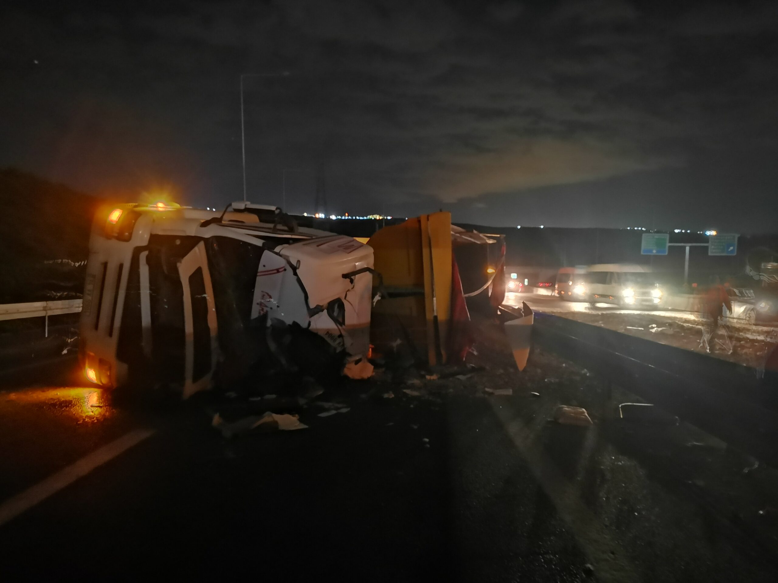 Gebze’de taş yüklü tır devrildi: 1 yaralı