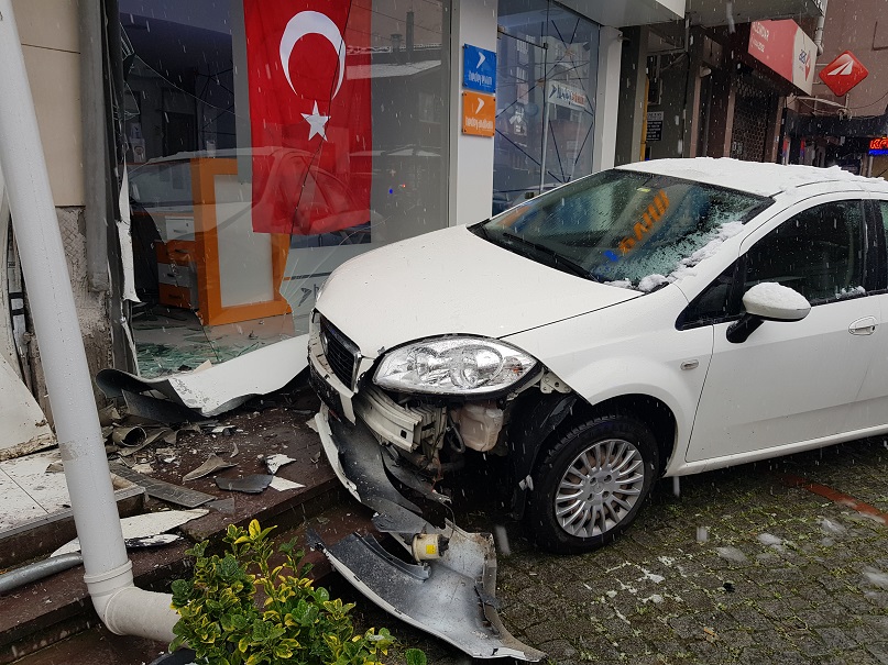 Kocaeli’de otomobil, iş yerinin vitrinine çarptı: 1 yaralı