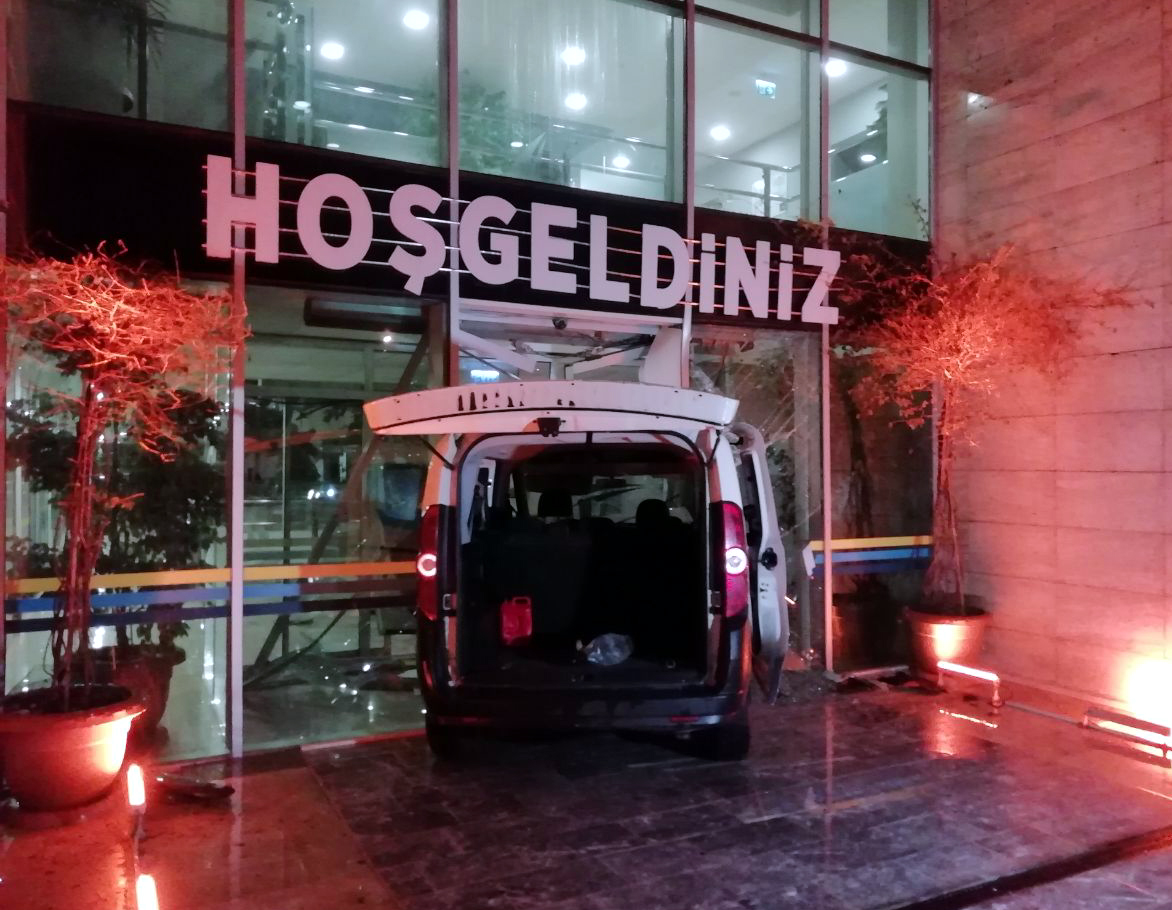 Kocaeli’de polisin “dur” ihtarına uymayan sürücü belediye binasının kapısına çarptı