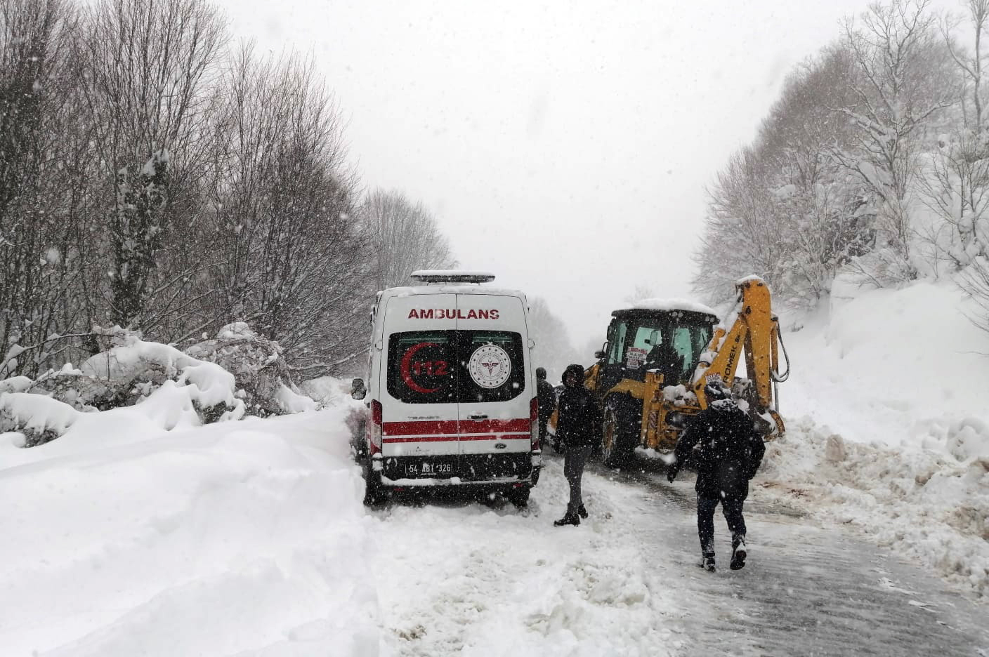 Doğum hastasını taşırken karda mahsur kalan ambulansı mahalle sakinleri kurtardı