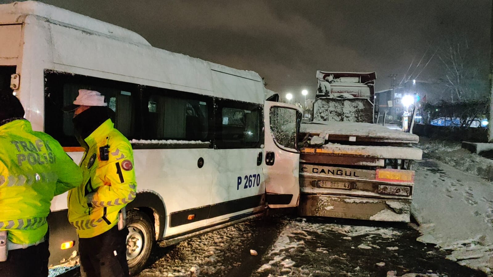 Gebze’de tıra çarpan minibüsün sürücüsü yaralandı