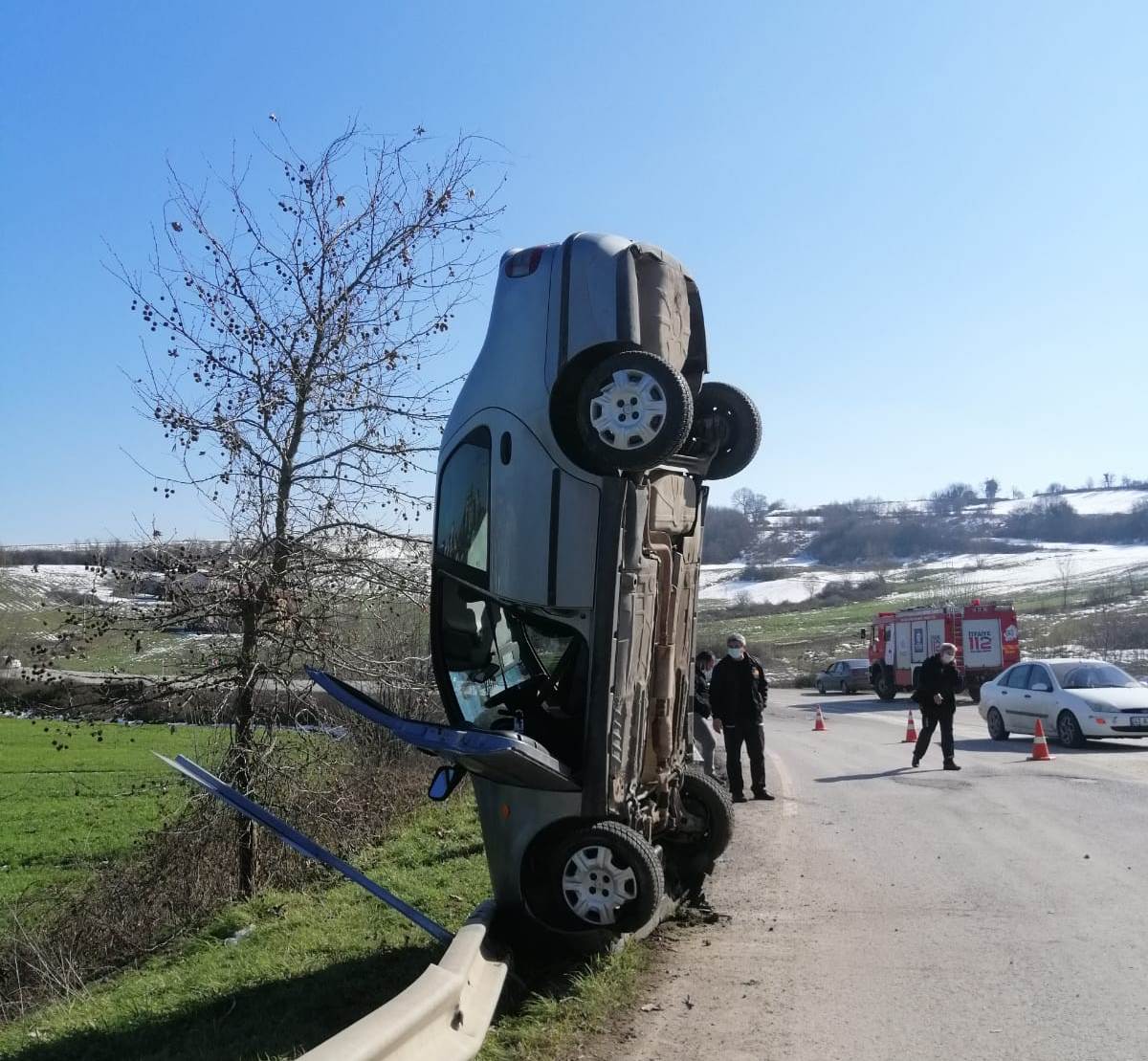 Kocaeli’de bariyere çarparak dik duran otomobilin sürücüsü yaralandı