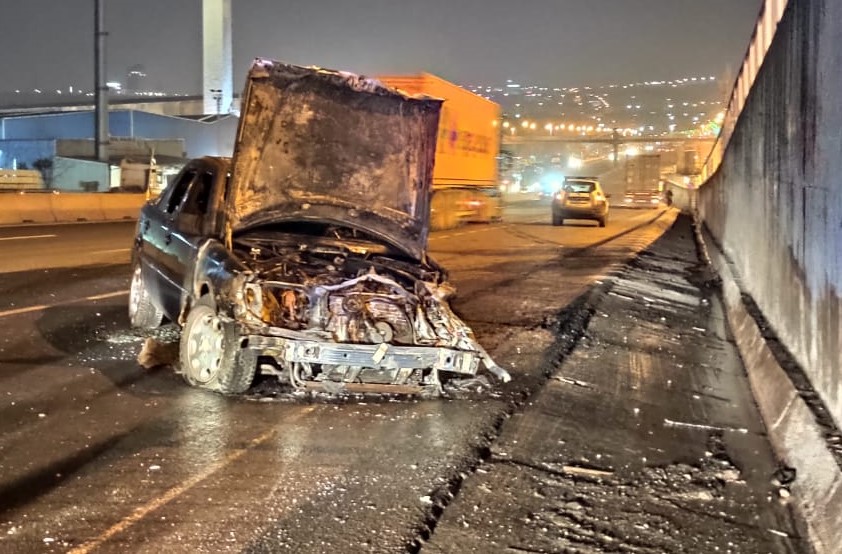 Kocaeli’de trafik kazasında alev alan otomobil yandı