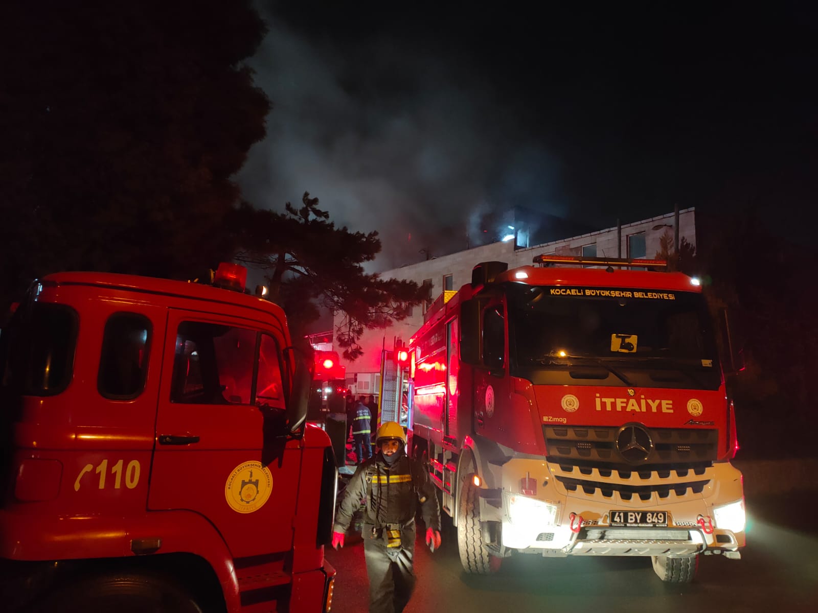 Gebze’de süt ürünleri imalatı yapılan fabrikadaki yangında 200 güvercin telef oldu