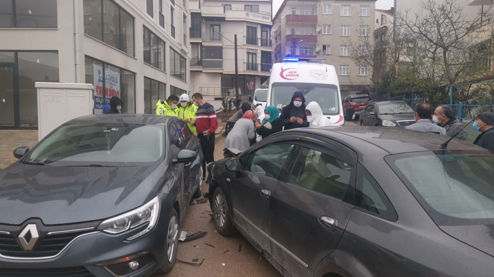 Gebze’de iki otomobilin çarpışma anı güvenlik kamerasına yansıdı