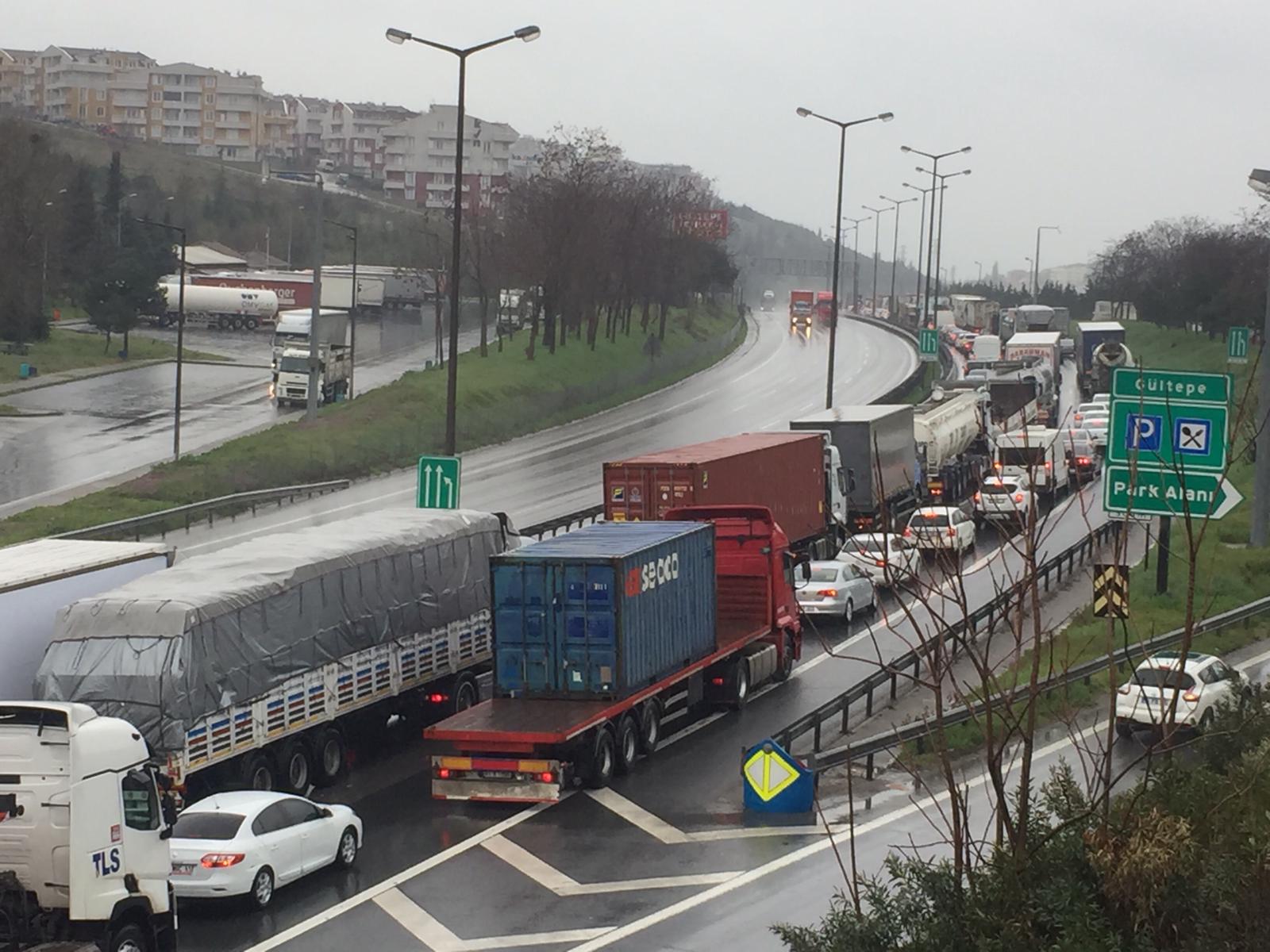 Anadolu Otoyolu’nda zincirleme trafik kazasında 4 kişi yaralandı