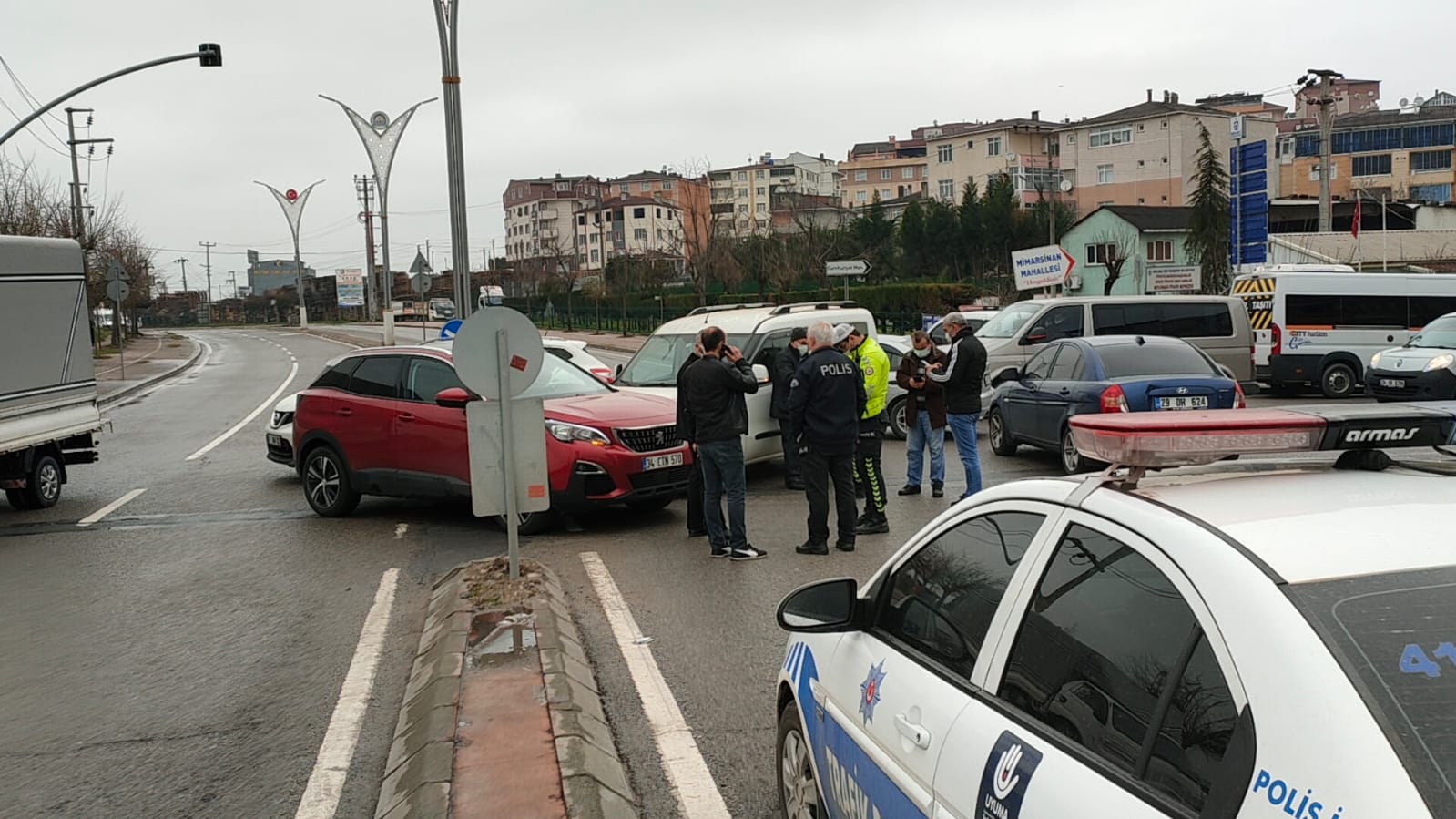 Gebze’de hafif ticari araç ile cip çarpıştı: 1 yaralı