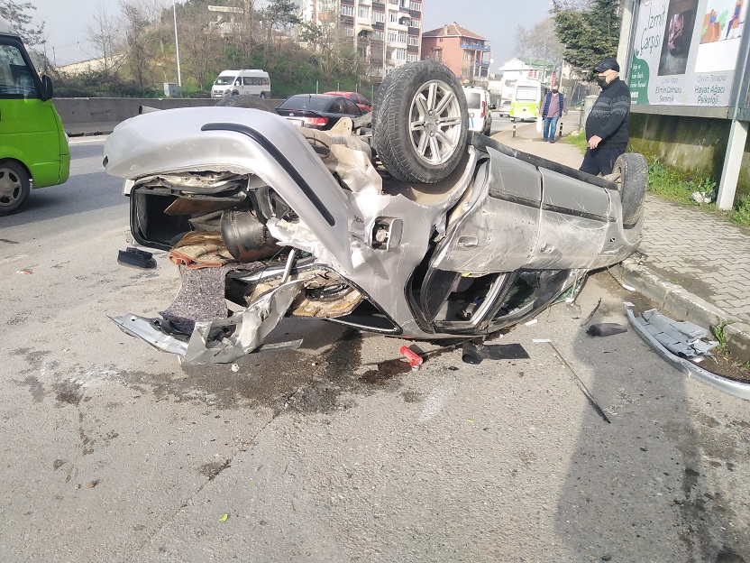 Kocaeli’de beton refüje çarpan otomobildeki 5 kişi yaralandı