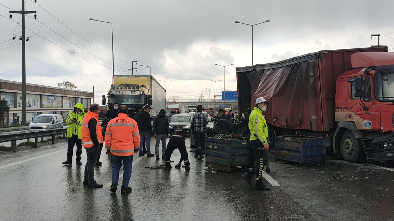 Kocaeli’de otomobil parçaları yüklü kamyonun otomobile çarpması ulaşımı aksattı