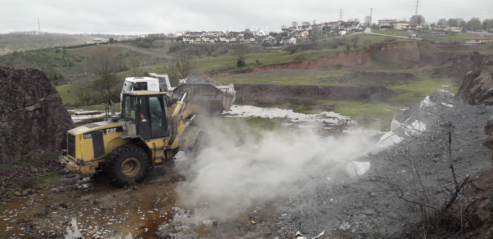 Kocaeli’de boş araziye dökülen kimyasal atık temizlendi