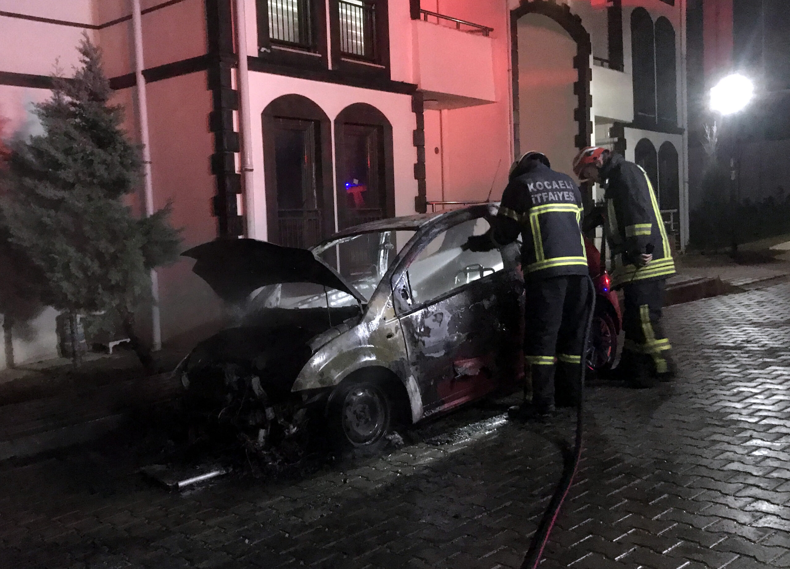 Kocaeli’de otomobilde çıkan yangın söndürüldü