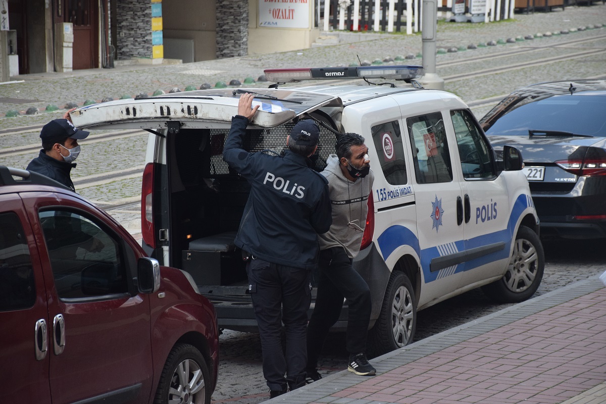 Kocaeli’de cep telefonuyla kız çocuğunun fotoğrafını çektiği iddiasıyla darbedilen zanlı tutuklandı