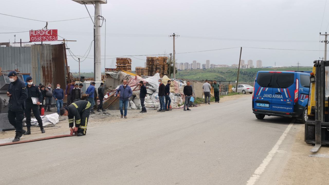 Gebze’de geri dönüşüm tesisinde plastik maddelerin depolandığı alanda çıkan yangın söndürüldü