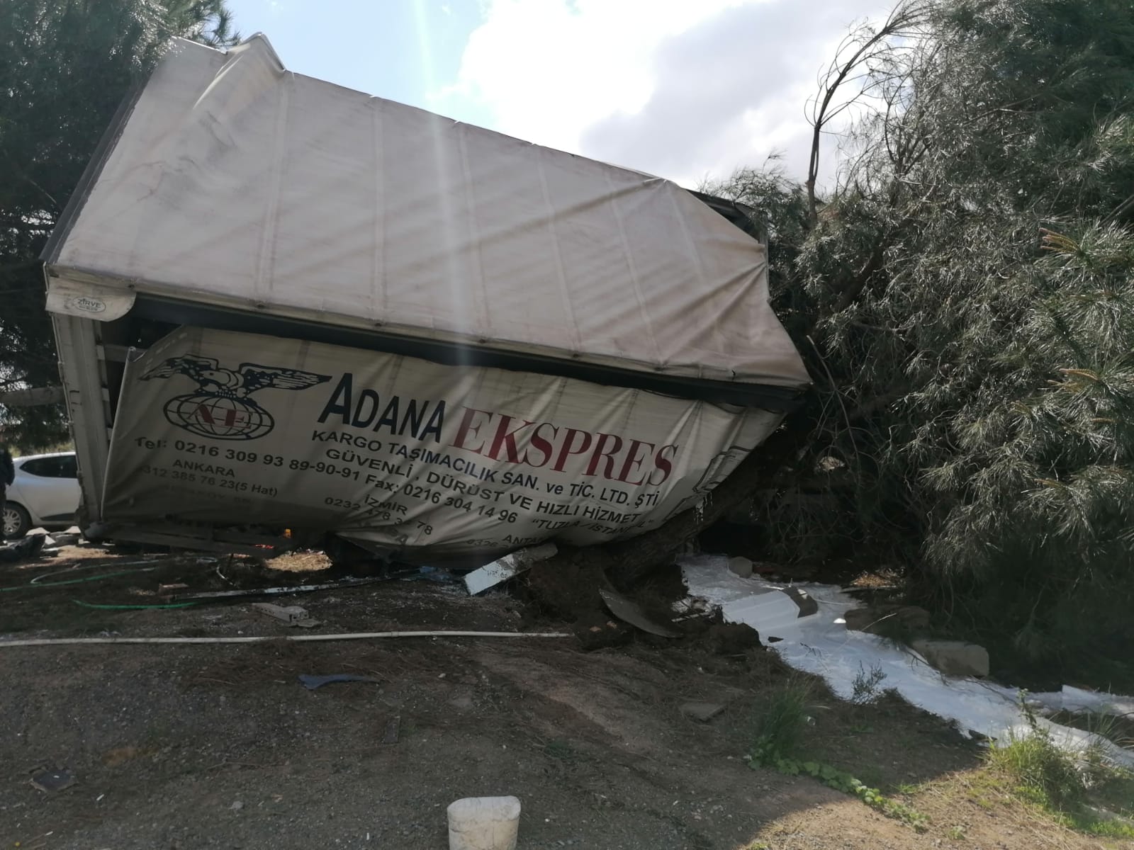 Çayırova’da devrilen tırın şoförü yaralandı