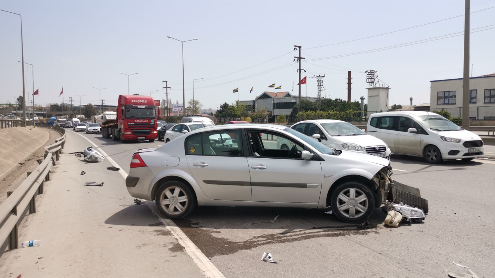 Gebze’de bariyerlere çarpan otomobilin sürücüsü yaralandı