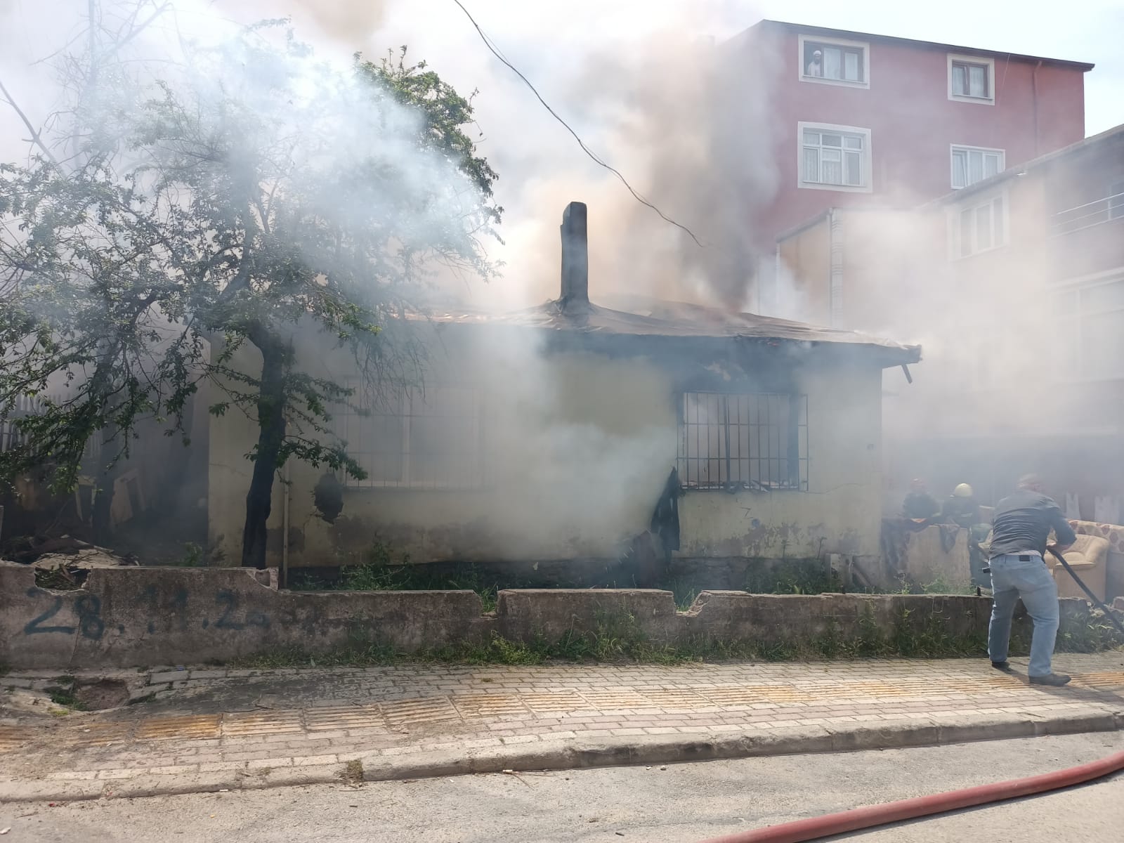 Gebze’de Suriyeli ailenin kaldığı evde çıkan yangını itfaiye söndürdü