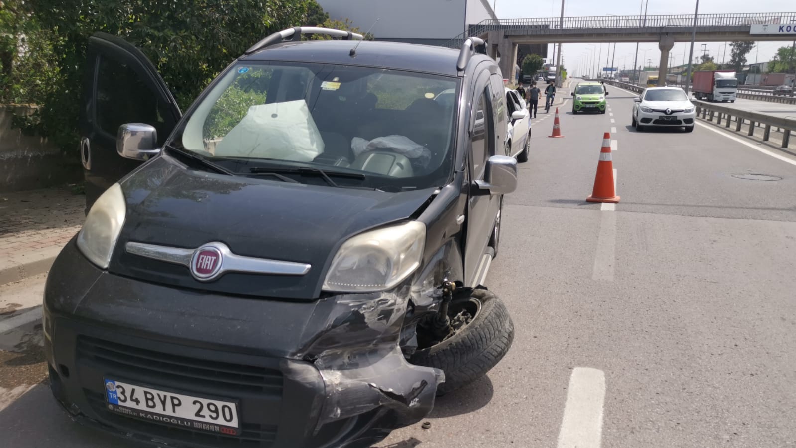 Gebze’de kamyonetle çarpışan hafif ticari aracın sürücüsü yaralandı