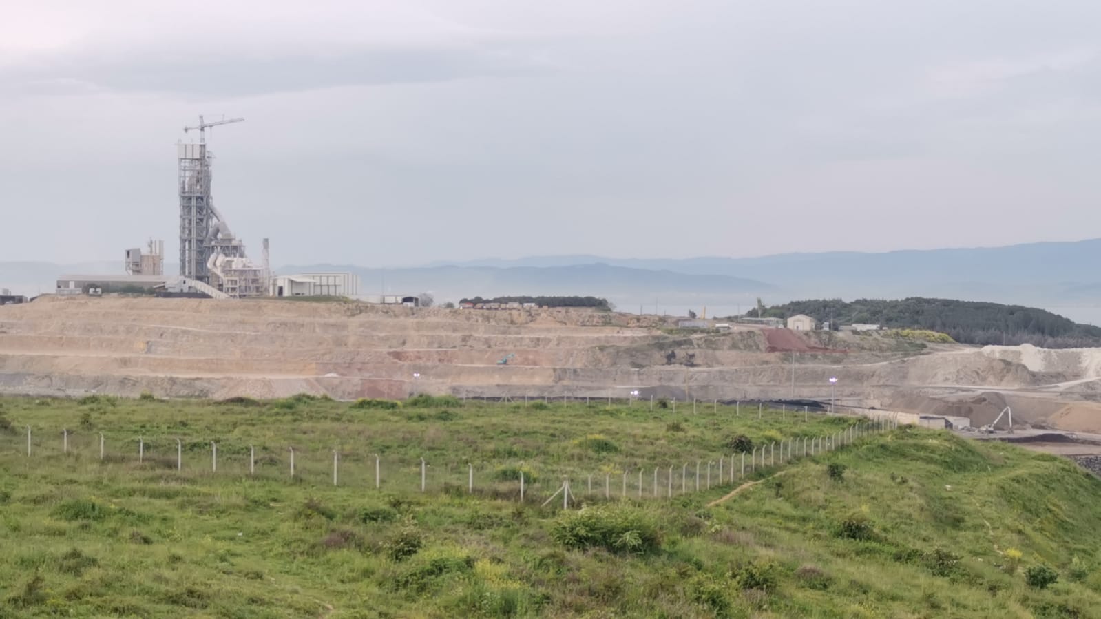 Darıca’da çimento fabrikasının çalışma sahasında çıkan atık yangını söndürüldü