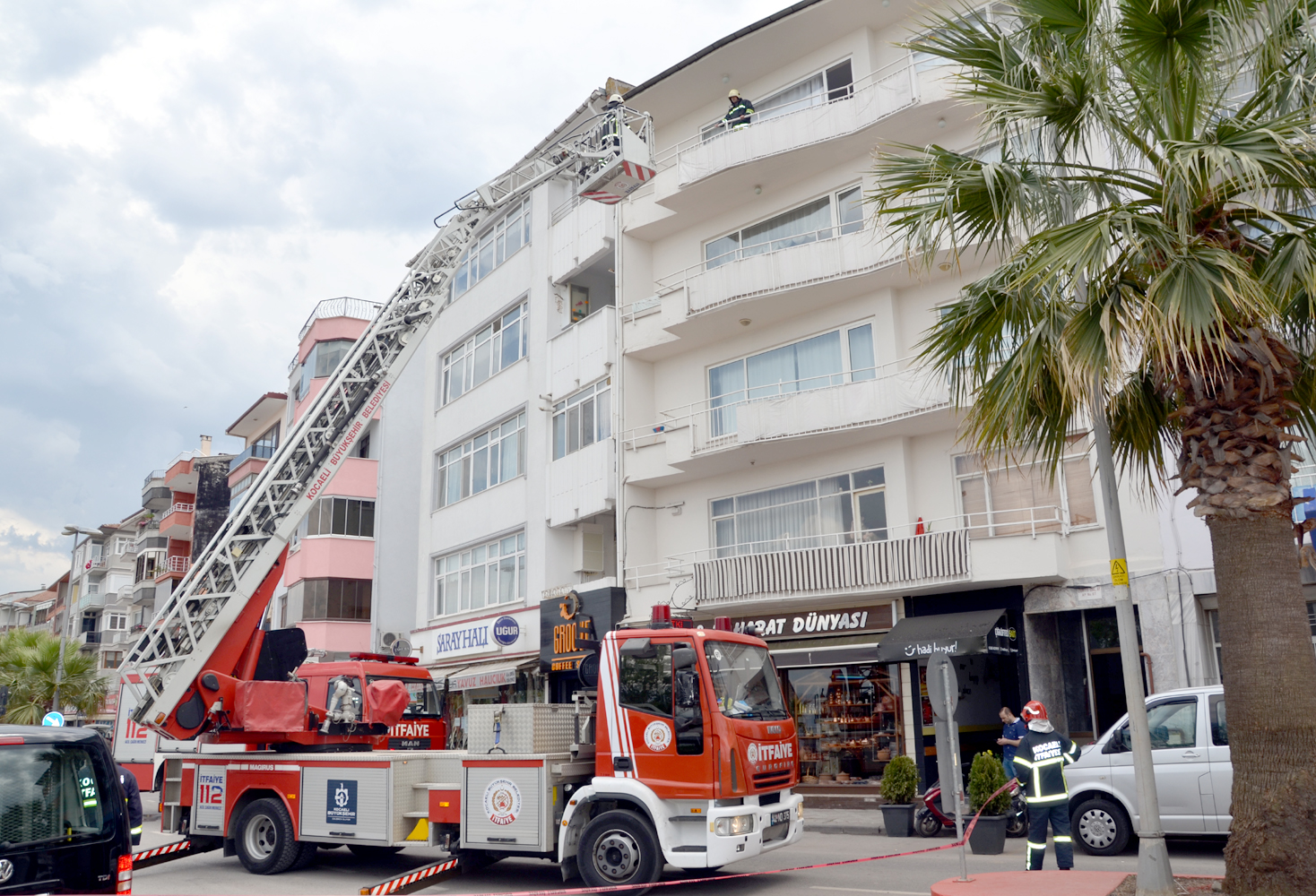 Kocaeli’de apartmanın 5. katındaki daireye balkondan giren itfaiye gaz sızıntısını önledi