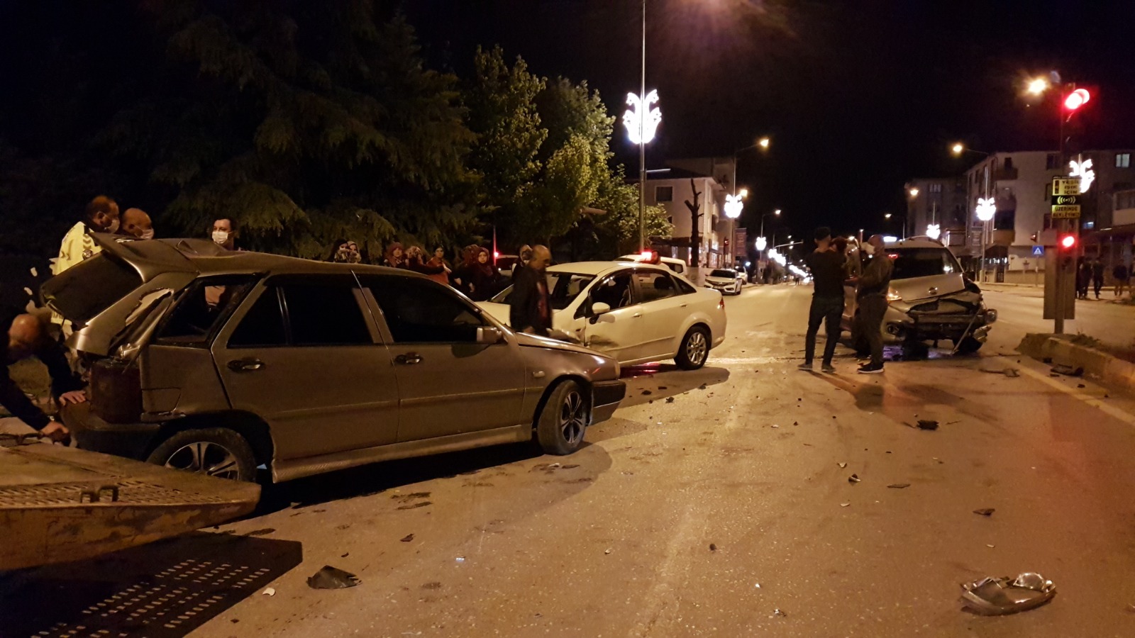 Sakarya’da 3 aracın karıştığı kazada 5 kişi yaralandı