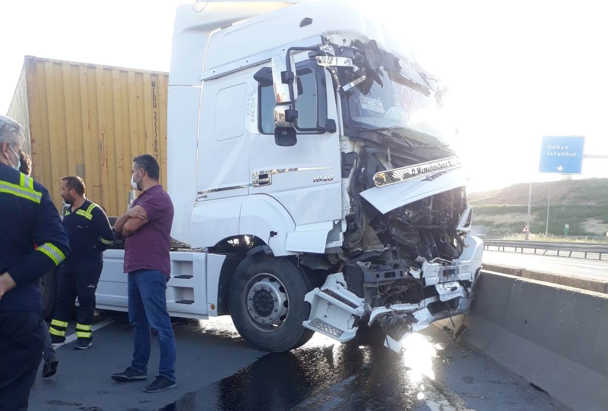 Dilovası’nda beton bariyere çarpan tırın şoförü yaralandı