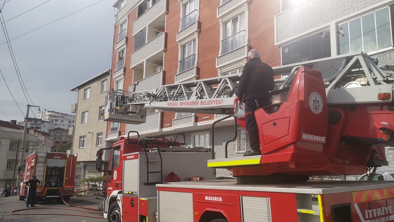 Gebze’de bir apartmanda çıkan yangın söndürüldü