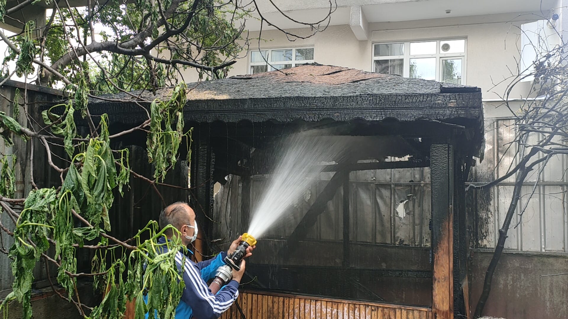 Gebze’de çıkan yangında kameriye kullanılamaz hale geldi