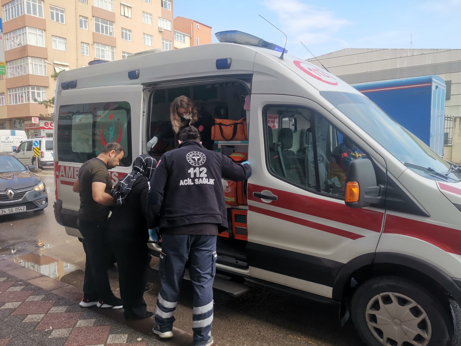 Gebze’de özel halk otobüsünün çarptığı otomobildeki hamile kadın yaralandı