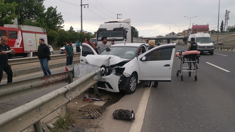 Gebze’de bariyere çarpan otomobilin sürücüsü yaralandı