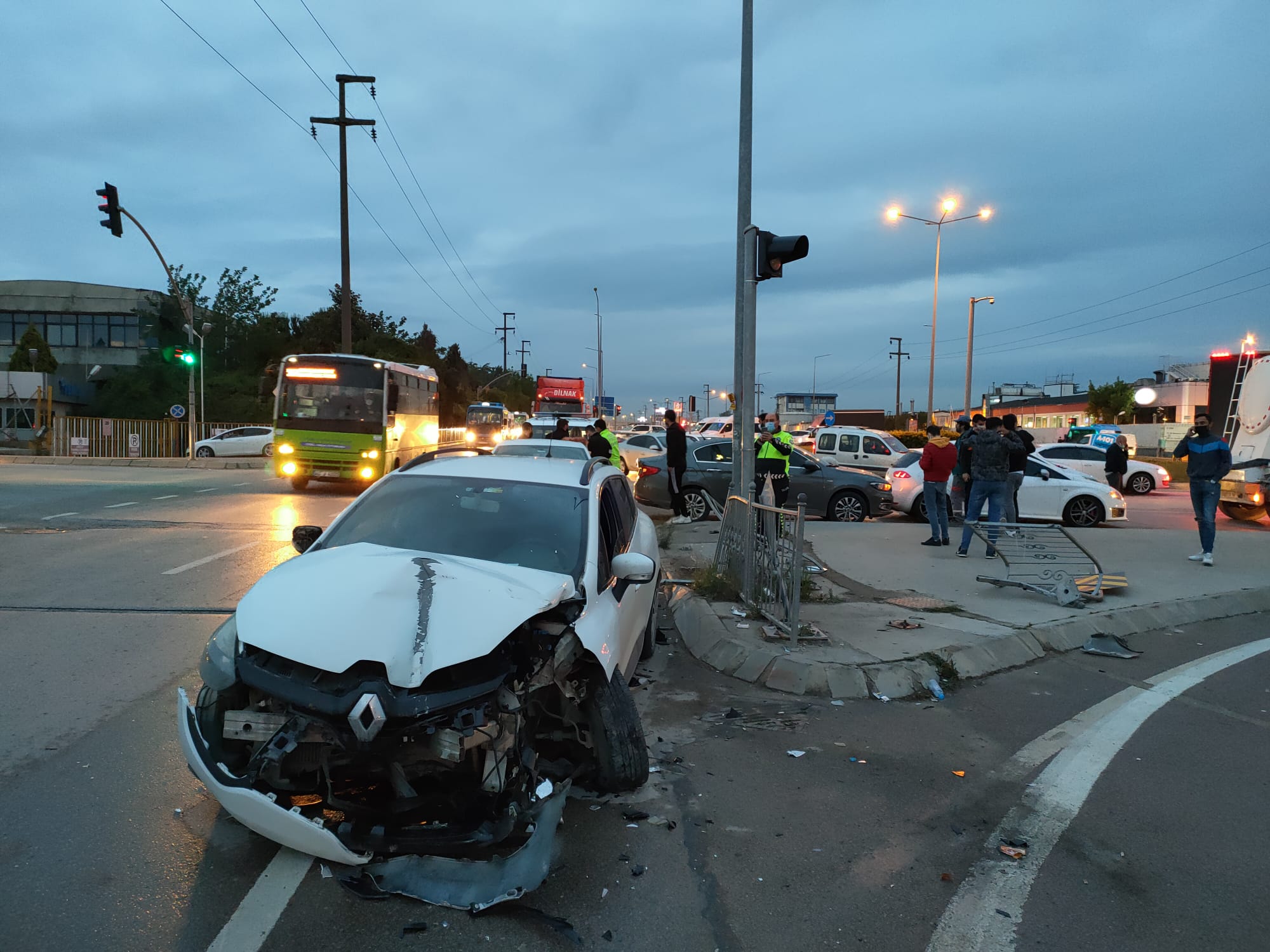 Gebze’de otomobil ile tır çarpıştı: 1 yaralı