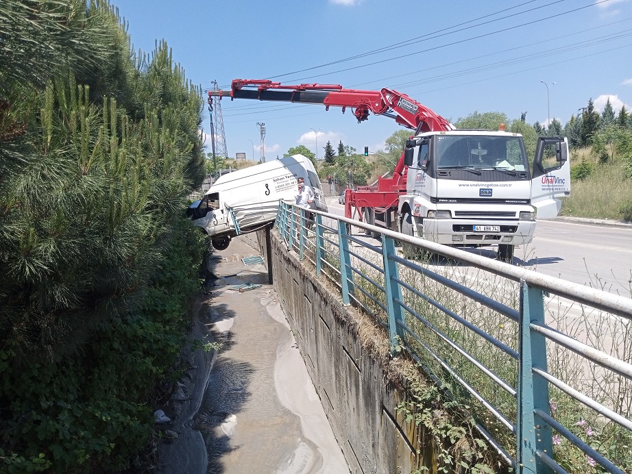 Gebze’de bariyerlere çarpan panelvan dere kanalının üzerinde asılı kaldı: 1 yaralı