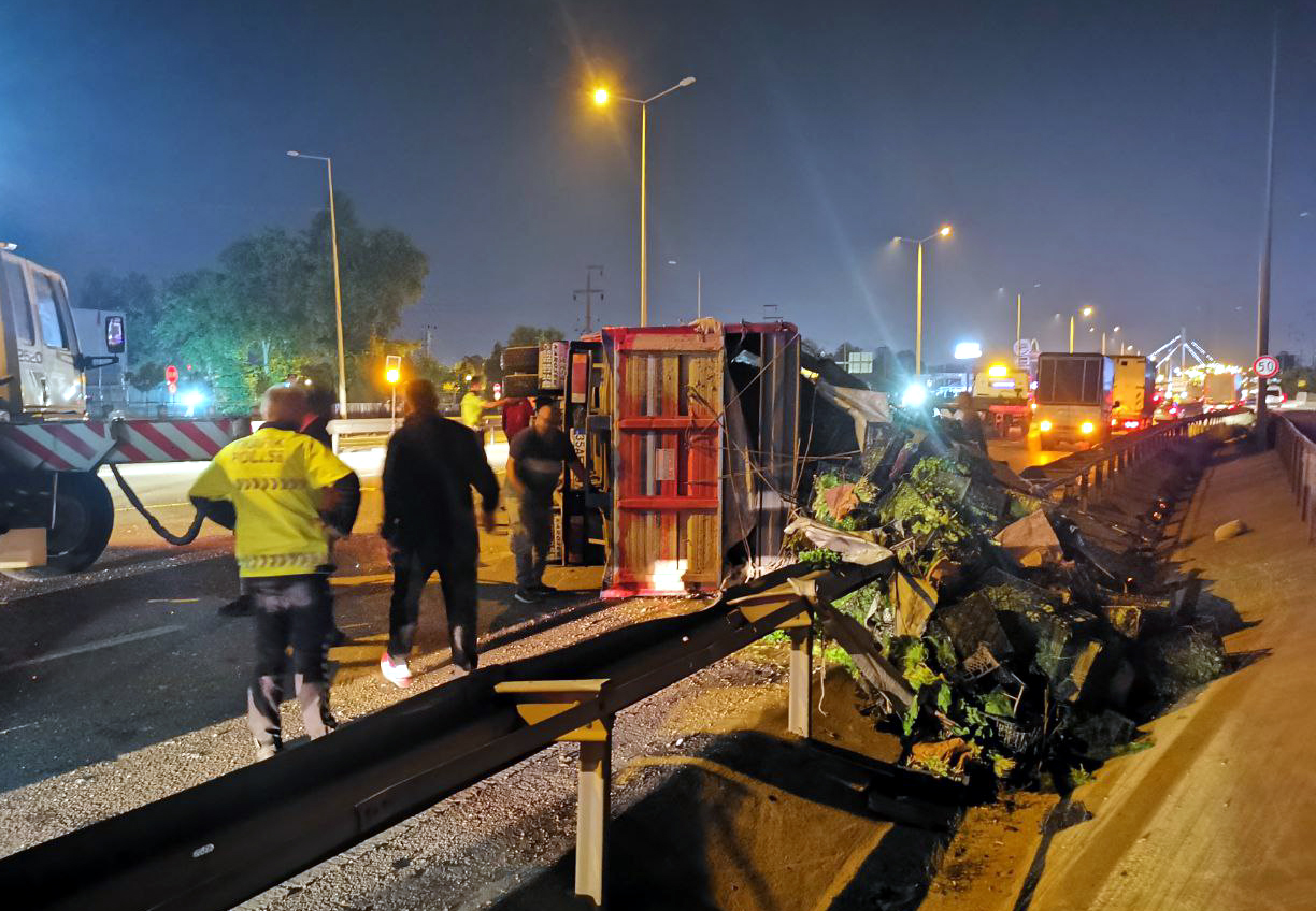 Gebze’de sebze yüklü kamyon kamyonete çarptı: 5 yaralı