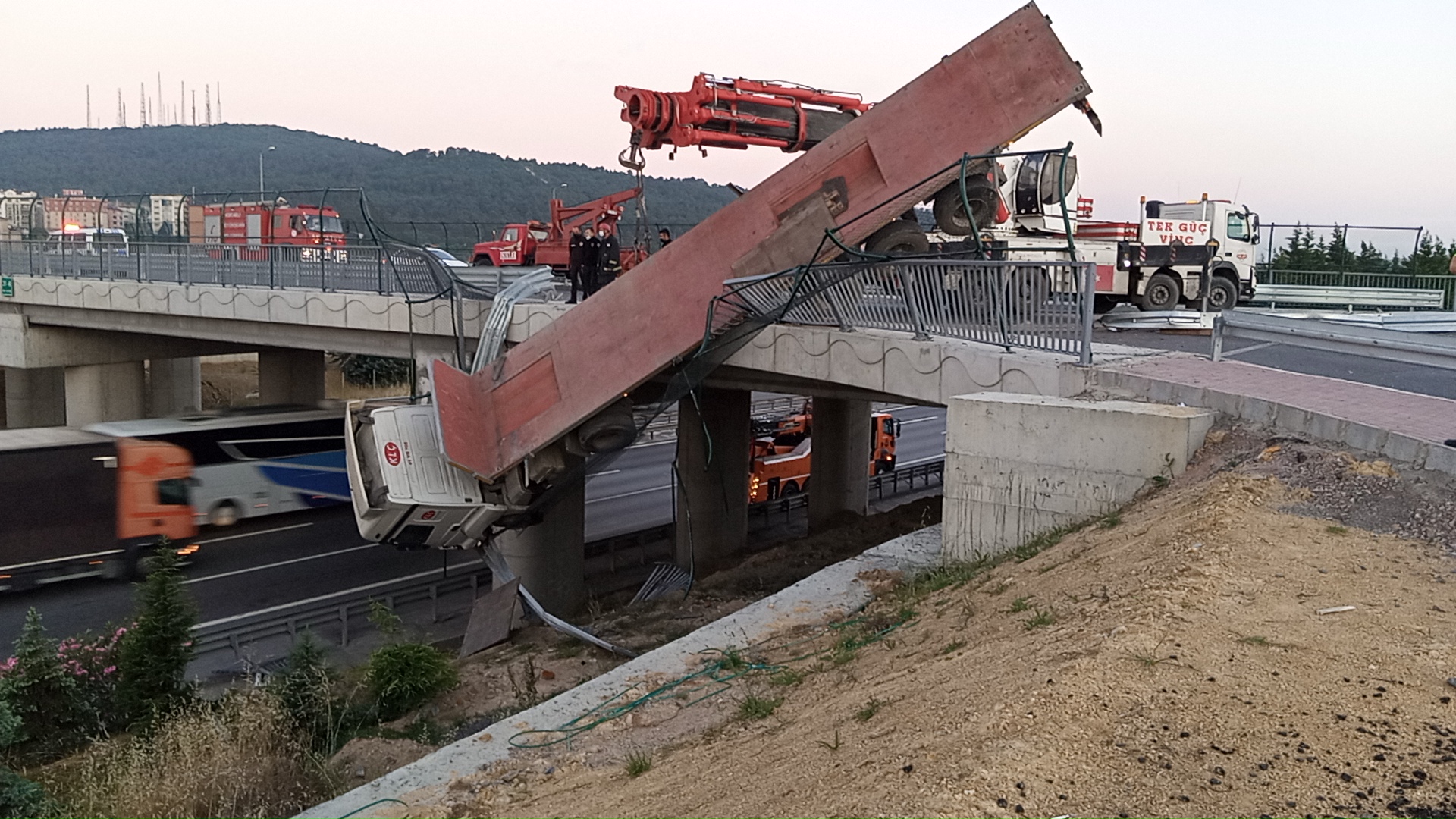 Gebze’de yoldan çıkarak viyadükte askıda kalan tırın sürücüsü yaralandı