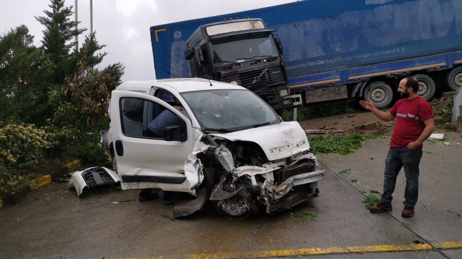 Gebze’de freni boşalan battaniye yüklü tır, park halindeki araçlara çarptı