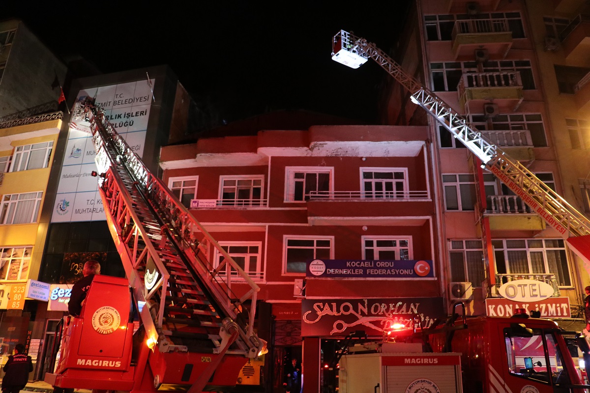 Kocaeli’de bir apartmanın çatı katında çıkan yangın söndürüldü