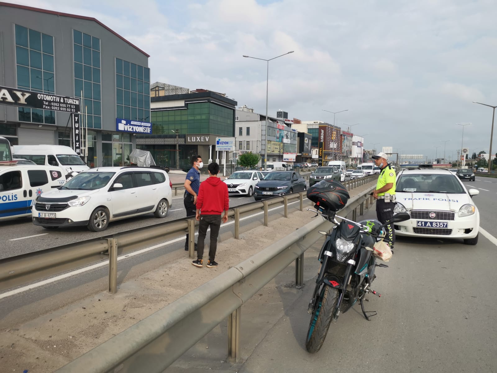 Gebze’de otomobilin çarptığı motosiklet sürücüsü yaralandı