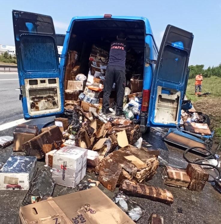 Gebze’de kargo firmasına ait araç Anadolu Otoyolu’nda yandı