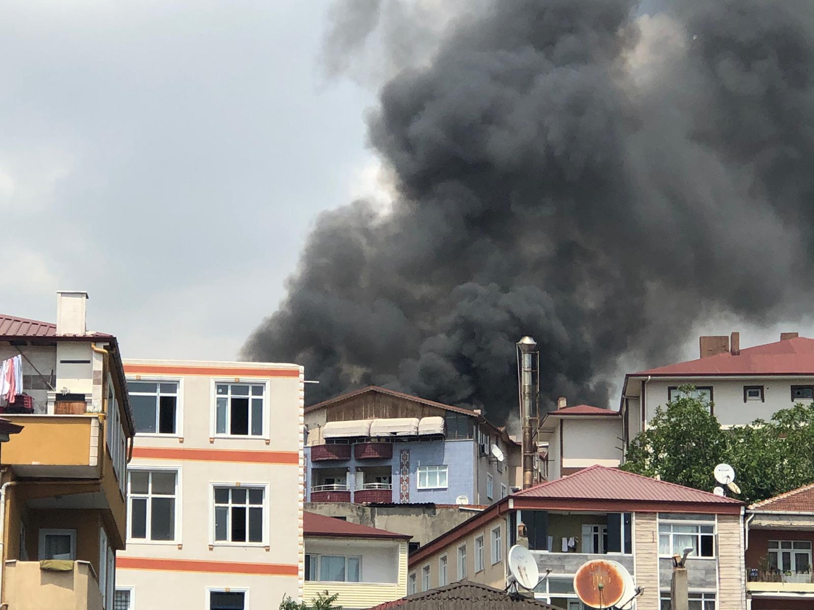 Kocaeli’de apartmanın çatısında çıkan yangın 4 binada hasara neden oldu