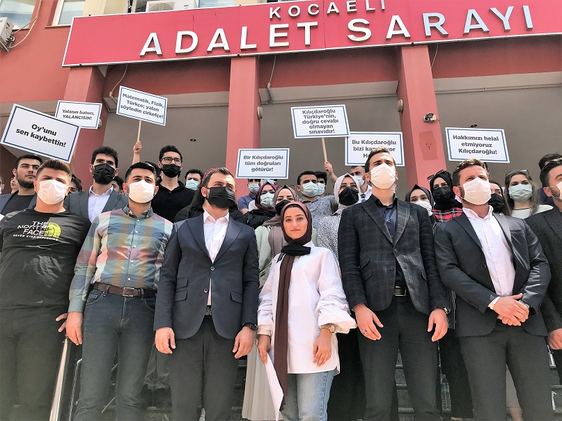 Kocaeli’de üniversite sınavına giren gençler, CHP Genel Başkanı Kılıçdaroğlu’na 1 liralık manevi tazminat davası açtı