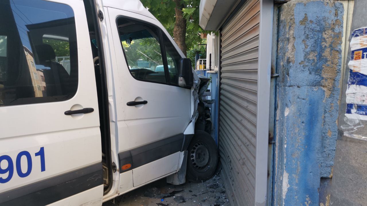 Gebze’de panelvan ile servis minibüsü çarpıştı: 10 yaralı