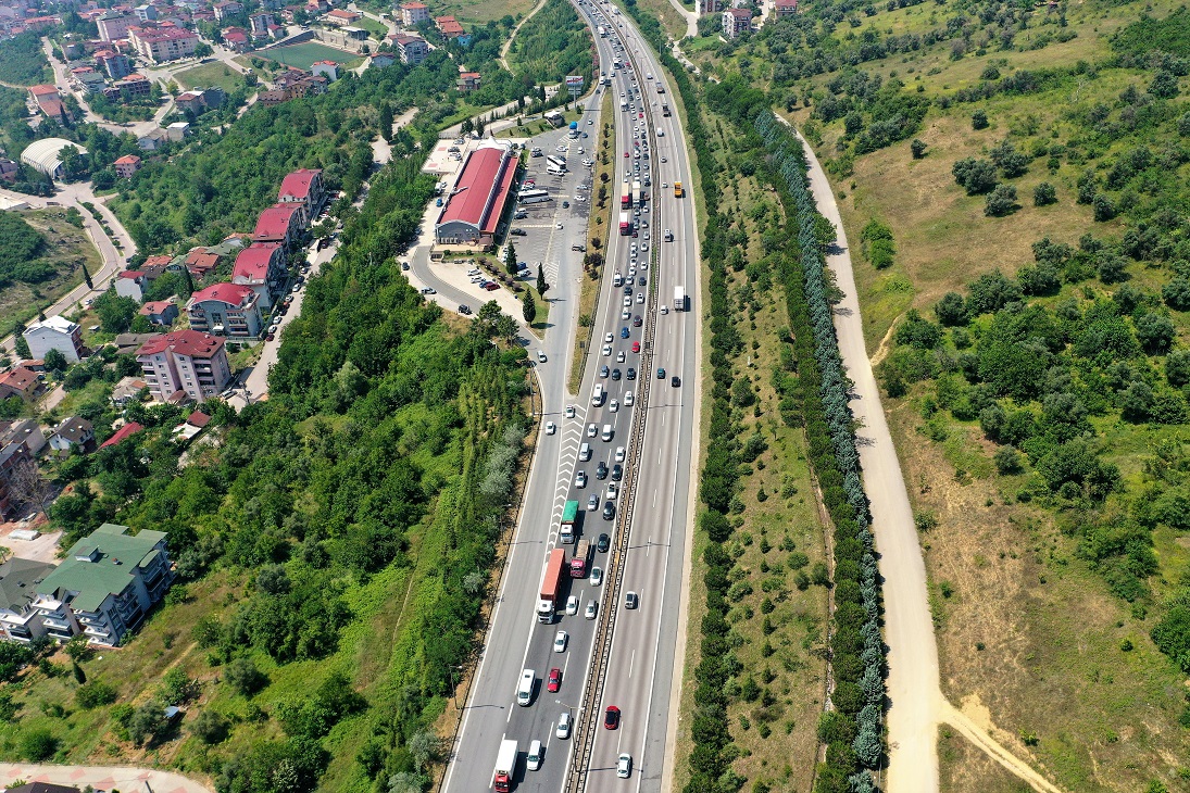 Kocaeli’de bayram tatili nedeniyle akıcı trafik yoğunluğu yaşanıyor