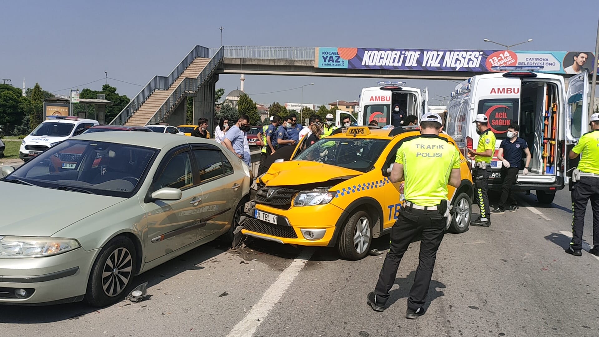 Gebze’de taksi emniyet şeridinde park halindeki otomobile çarptı: 4 yaralı