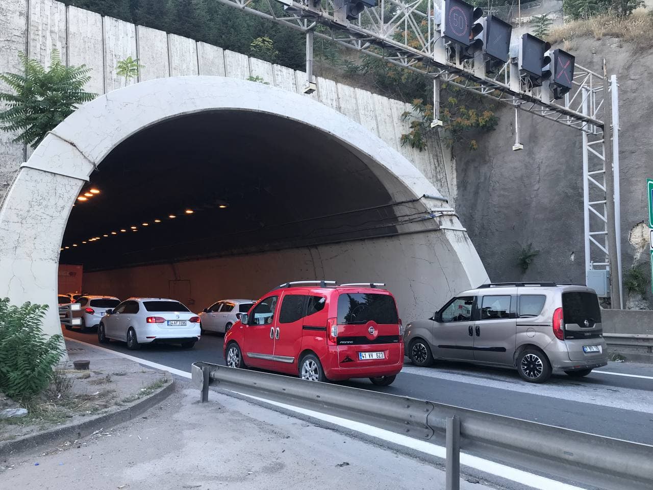 Kocaeli’de 3 tırın karıştığı zincirleme kaza otoyolda trafiği aksattı