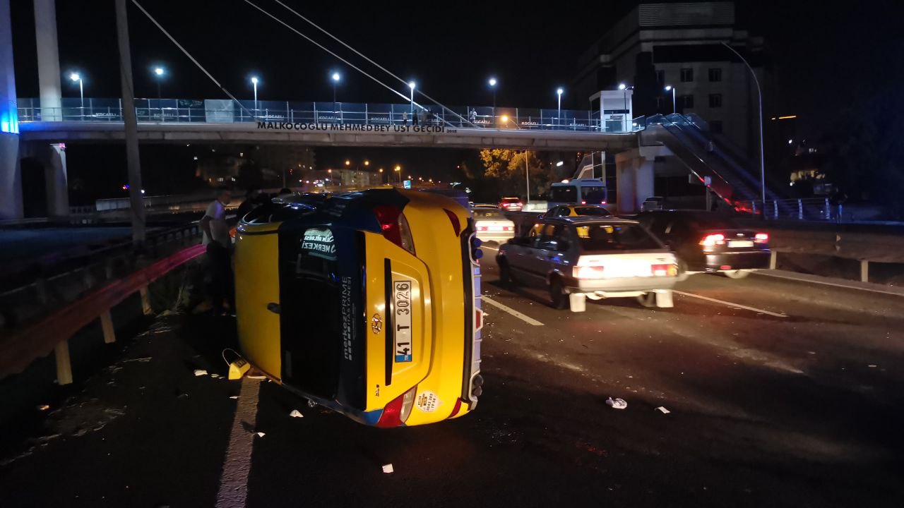 Gebze’de 3 ticari taksinin karıştığı zincirleme trafik kazasında bir kişi yaralandı